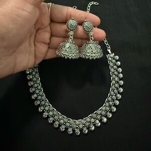 Oxidized silver neck set